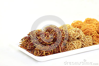 ‘IM电竞平台’醉酒男午夜持刀砸门 90后退伍女兵带刀“反杀”(图)(图2) IM电竞平台